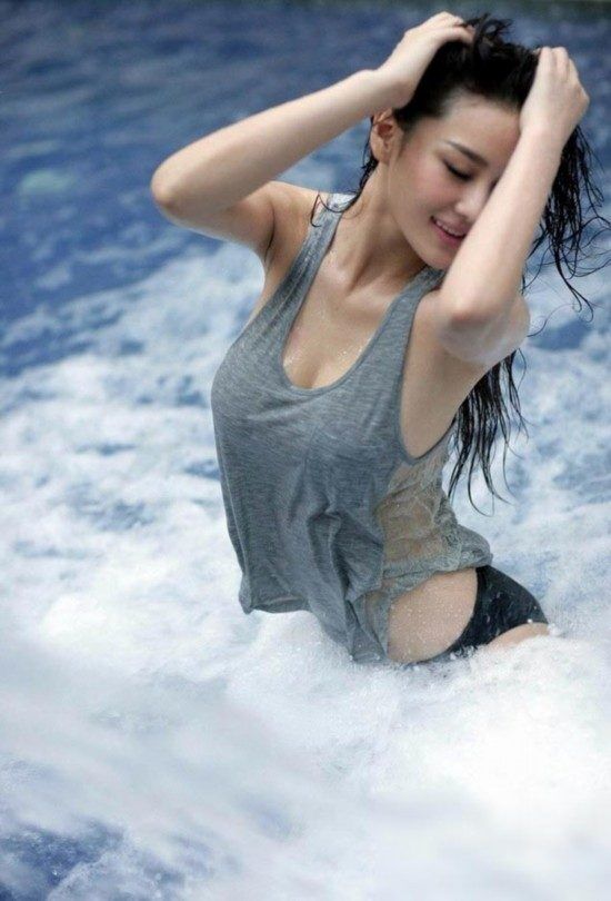 Zhang Xinyu wet body to show off her baby face and big breasts.104942.jpg